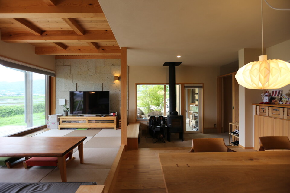 家にいながらアウトドア気分。薪ストーブを囲む山景の家