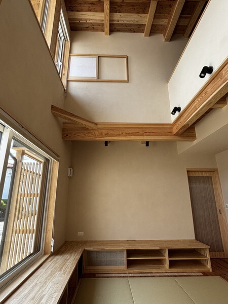 住宅街でも、開放感と光に満ちた暮らし　