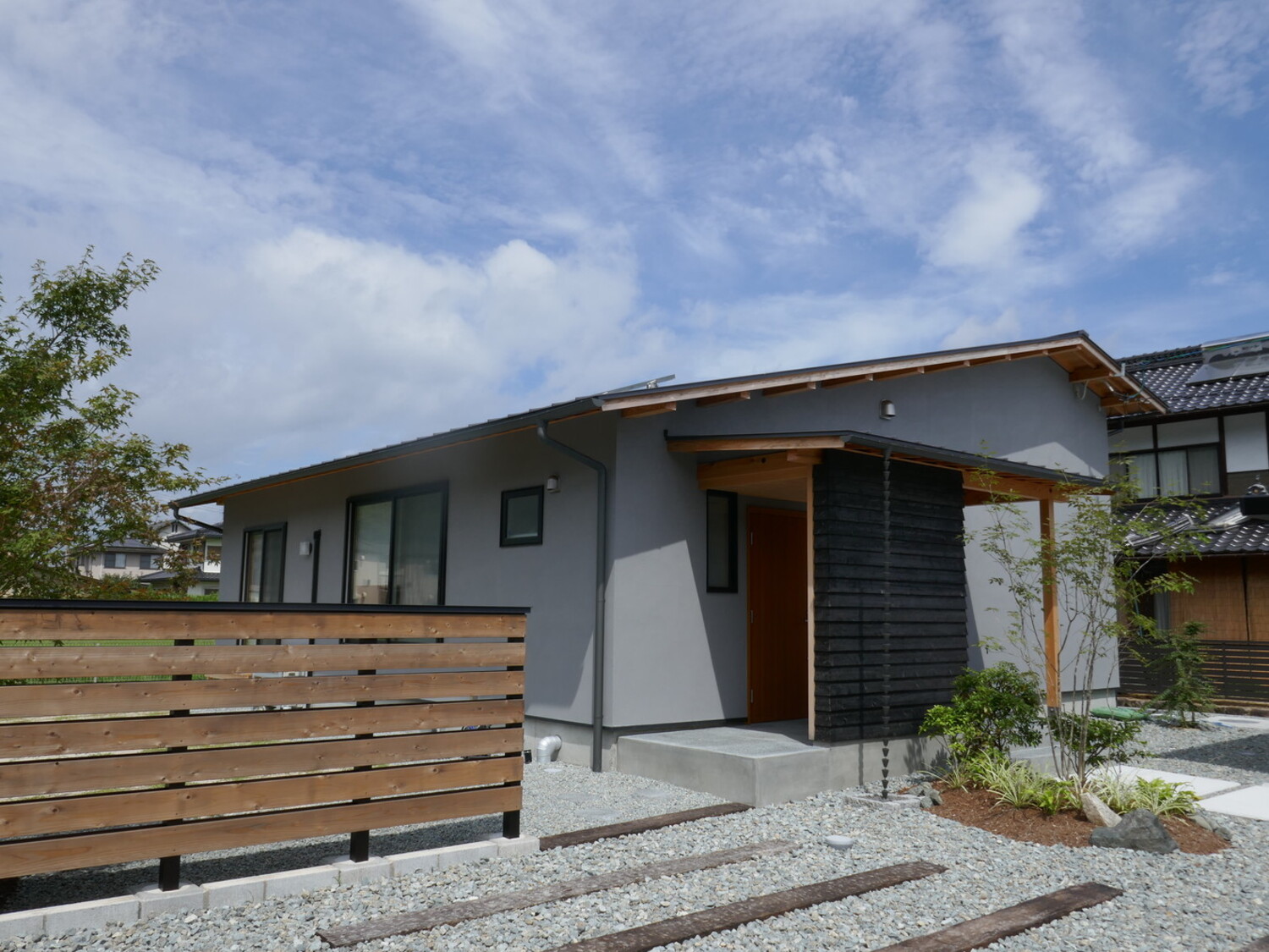 街に馴染むグレーの外観の静寂