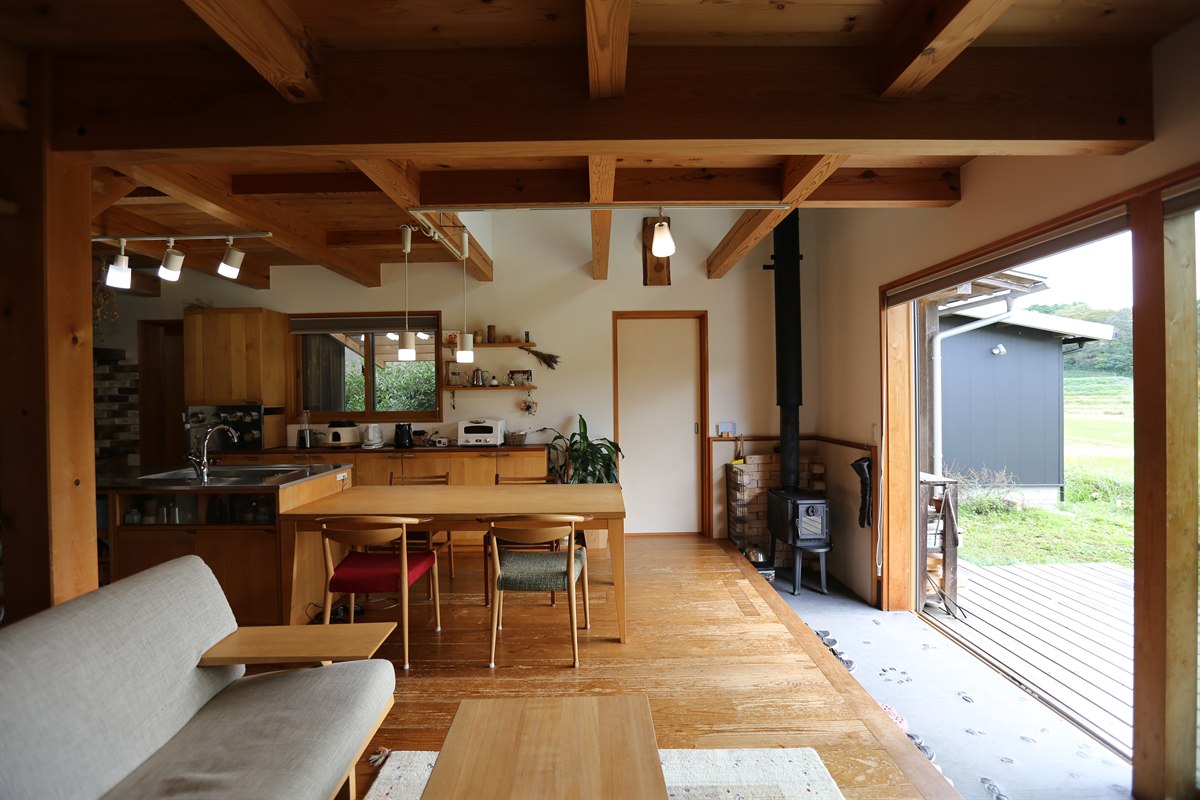 大きな窓から田園の景色と光を取り込む木の家のリビング