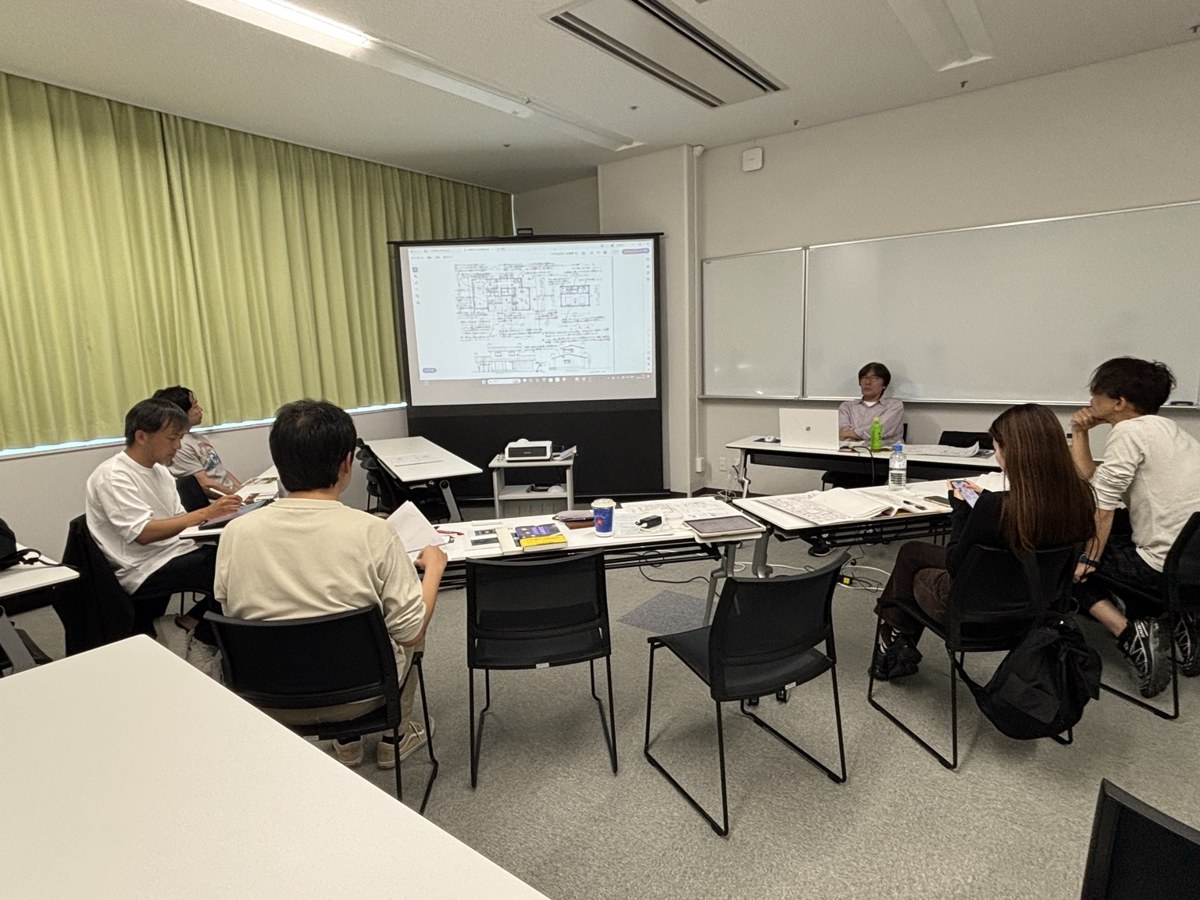 浜松の設計塾で図面の講評を受ける様子
